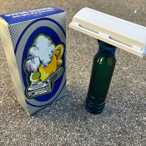 Avon Vintage Super Shaver Decanter (FULL) Spicy After Shave Original Box - Picture 1 of 5