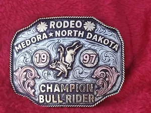 BULL RIDING CHAMPION PRO TROPHY RODEO GÜRTELSCHNALLE☆MEDORA NORTH DAKOTA☆1997☆469 - Bild 1 von 12