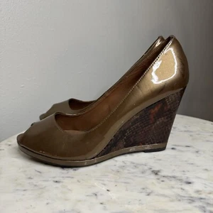 Donald J Pliner 8.5 Wedge Shoes Bronze Gold Peep Toe Patent Leather Snakeskin -B - Picture 1 of 6
