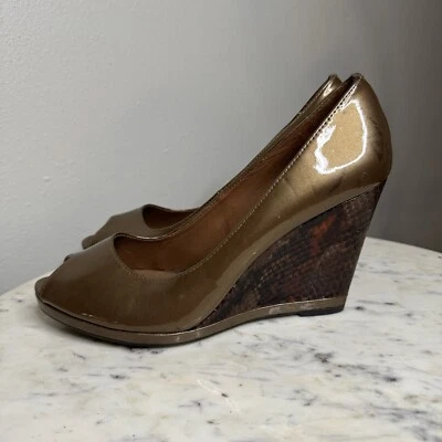 Zapatos de cuña Donald J Pliner 8,5 bronce dorado punta abierta charol piel de serpiente -B Foto 1 de 4