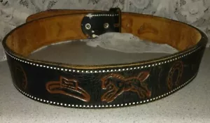 Bella cintura in pelle lavorata a mano in rilievo anni 70 vintage taglia 34 cappello cowboy cavallo - Foto 1 di 4