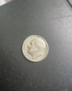 Vintage 1977 Roosevelt Dime D Mint Error ( IN ' WE touch outside rim) - Picture 1 of 2