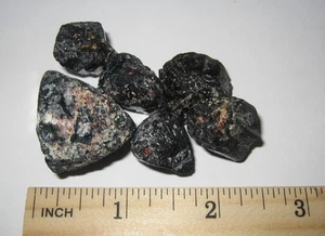 6 SELTENE KLEINE NATÜRLICHE RAUE SCHWARZE TURMALINE MIT ROTEN GRANATKRISTALLEN ~ 71,1 GRAMM - Bild 1 von 8