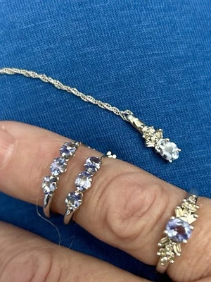 10 KT WHITE GOLD TANZANITE & DIAMOND RING, PENDANT & PIERCED EARRINGS SET - Image 1 of 3