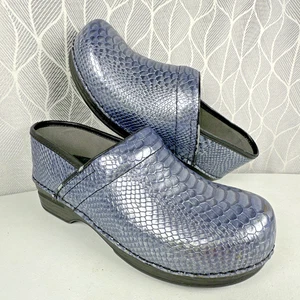 Scarpe zoccoli Dansko XP donna taglia 9 (40 EU) finta pelle di serpente blu metallizzato - Foto 1 di 24