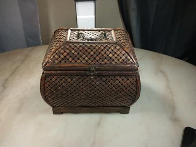 Cofre de almacenamiento vintage grande tejido de bambú estilo oriental con pestillo de metal y asas Foto 1 de 4