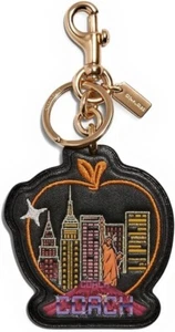 NEU MIT ETIKETT NEU COACH SOUVENIR BIG APPLE SKYLINE SIGNATUR TASCHENANHÄNGER SCHLÜSSELANHÄNGER C7103 - Bild 1 von 2