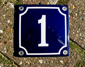 HAUS NUMMER 1, FRANZÖSISCHES EMAILSCHILD. WEISS Nr. 1 AUF BLAUEM HINTERGRUND. 10x10cm. - Bild 1 von 3