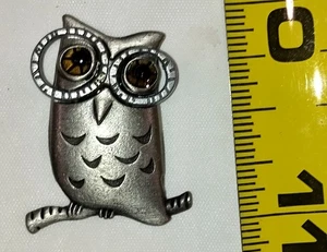 Vintage Zinn EULE mit GLÄSER & hellbraunen Augen Anhänger Charm Taschenmedaille - Bild 1 von 3