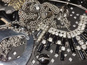 Pacchetto gioielli e accessori super cool varietà assortiti bei lotto sfuso BN5 - Foto 1 di 8