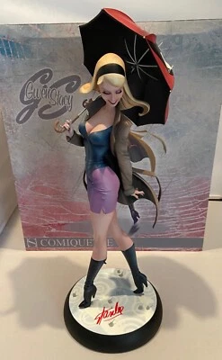 Estatua de Gwen Stacy de Sideshow Collectibles J Scott Campbell firmada por Stan Lee Foto 1 de 4