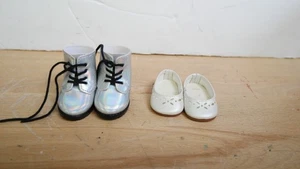 American Girl Puppenschuhe Paket 2 Paar weiße Schuhe und hohe Stiefel - Bild 1 von 7