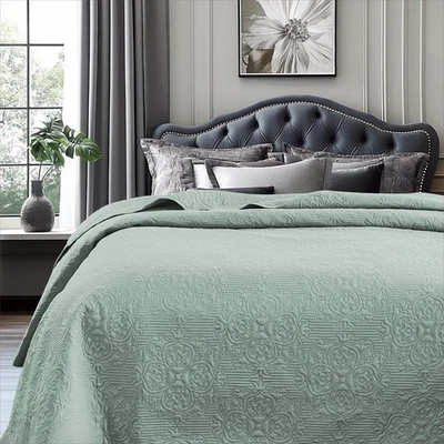 Quilt Coverlet Bedspread Embossing Lightweight Quilt King Size 106x96" Green - Image 1 of 4