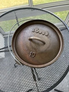 Lodge Vintage #10 Cast Iron Camp Dutch Oven 3 Leg G - Picture 1 of 7