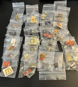 33 Stück McDonalds Revers & Hut Mitarbeiter Crew Pins & Buttons Vintage - Bild 1 von 11