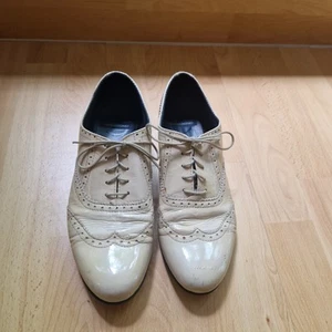 Stilvolle und bequeme beige Lack-Slipper in Größe 41 mit Schnürsenkeln - Bild 1 von 2
