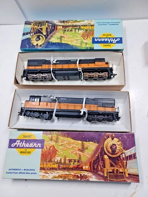 2 Athearn Blue Box Milwaukee Powered and Dmy U30C Diesel Engine Locomotives 3472 - Image 1 of 4