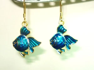 Orecchini pendenti goccia 1 1/2" placcati oro blu brillante stile cloisonne pesce koi - Foto 1 di 4