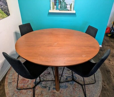 Mesa de comedor redonda de cocina West Elm y 4 sillas de tela (puede caber fácilmente 8 personas) Foto 1 de 4