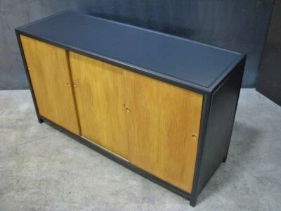 Muebles Baker Mid-Century Sideboad/Buffet Laca Negra y Puertas Correderas Rubias Foto 1 de 4