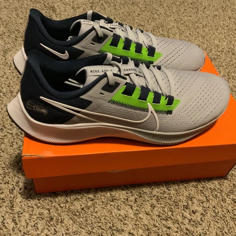 Seattle Seahawks Nike NFL Air Zoom Pegasus 38 Men’s Size: 10 Shoes 2021 Cover