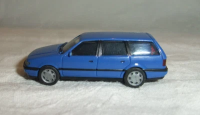 3/24 O Herpa VW Passat Variant Blau H0 Modellauto 1:87 Modelleisenbahn - Bild 1 von 4