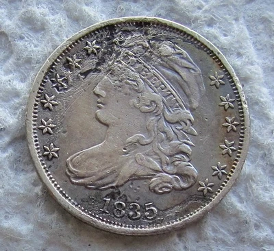 Редкая серебряная монета номиналом 10 центов 1835 с изображением бюста и крышкой тип ключевой даты XF чистая корродированная поврежденная - Изображение 1 из 3