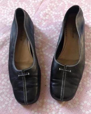 Zapatos planos de ballet Madeline para mujer 9M de cuero negro con punta dividida bordados sin cordones Foto 1 de 4