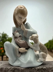 Lladro 5640 Cat Nap Girl with Cat and Dog Porcelain Figurine - Picture 1 of 12
