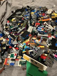 LEGO lotto sfuso 8 libbre 11 oz completo grande scatola flat rate prioritaria gratuita pezzi scuri casuali FS - Foto 1 di 8