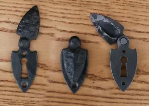 1x RUSTIC CAST ANTIQUE IRON COVERED KEYHOLE SPEARHEAD ESCUTCHEON w/ SCREWS - Picture 1 of 2