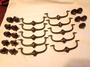 10 MANIGLIE PER CAUZIONE IN OTTONE E 15 PIASTRE LATERALI. CENTRO AL CENTRO 5". 2342. CANADA - Foto 1 di 6