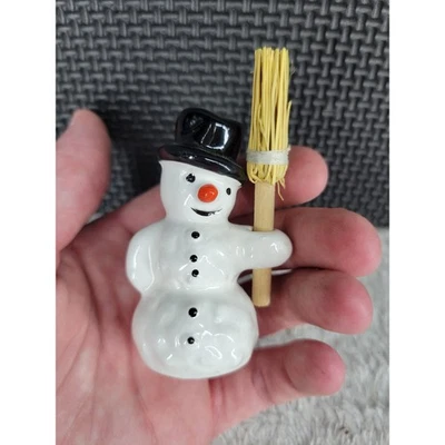 Adorable estatuilla de muñeco de nieve de cerámica con escoba sombrero de copa nariz naranja Foto 1 de 4