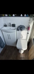 Bathroom Suite - Picture 1 of 3