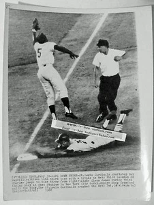  Foto original AP 1968 Mets de Nueva York Ed Charles & Dal Maxvill Cardinals Shea Stadium - Imagen 1 de 1