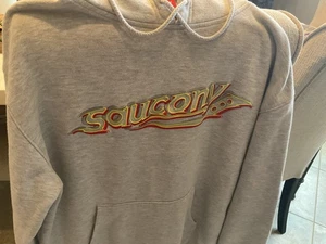 Saucony Hoodie bestickt rot gelb Logo Medium - Bild 1 von 3