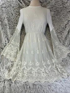 Manito weiß Blumen Spitze überbackene Glockenärmel Boho offener Rücken Small Midikleid - Bild 1 von 18