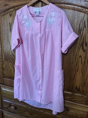 Bata Miss Elaine Housedress 3X Seersucker Calada Rosa Blanco Bordada a Presión Foto 1 de 4