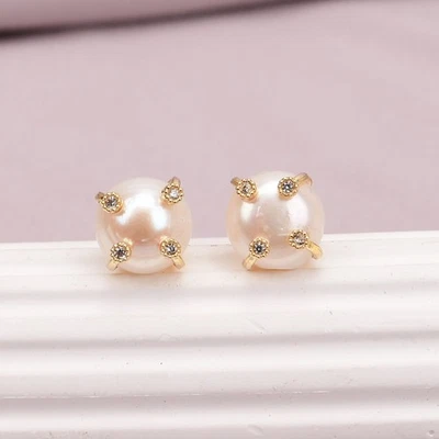 Aretes pavimentados circonita cúbica chapados en oro con perlas blancas cultivadas de agua dulce Foto 1 de 4