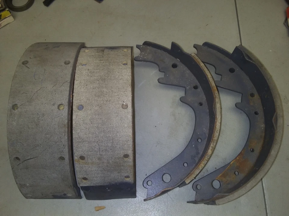 Zapatas de freno Lincoln Continental 1961-1962 11 y 1/32" x 3" remachadas Foto 1 de 1