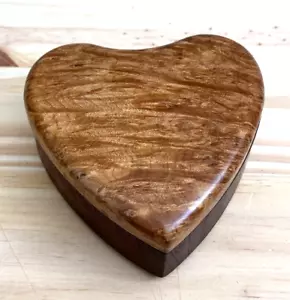 Portagioie vintage in legno intagliato a mano con coperchio scorrevole firmato artista a forma di cuore - Foto 1 di 9