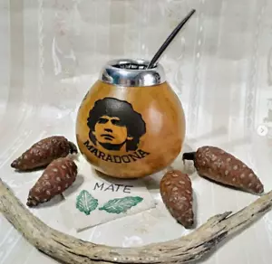 Zucca Argentina Mate Fatta a Mano + Paglia Lampadina + Incisione Maradona - Calcio - Foto 1 di 1