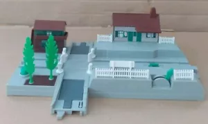 Thomas & Friends Elsbridge Station Rail & Road Crossing Tomy 1996 Britt Allcroft - Picture 1 of 12
