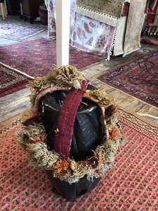 Antike Stammes Pferdekopfbedeckung mit schönen Farben von Pflanzenfarben - Bild 1 von 3