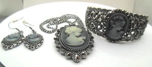 Collana/spilla, bracciale, orecchini marcasite cammeo grigio tono argento firmato CN - Foto 1 di 7