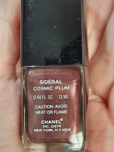 Ciruela cósmica sideral color de uña Chanel Le Vernis - Imagen 1 de 3