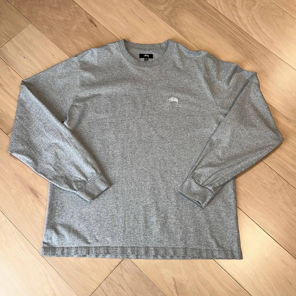 Camiseta Gris Cuello Redondo Logotipo Stüssy Camiseta Manga Larga *Mancha Talla 2XL Foto 1 de 4