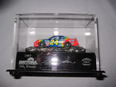 Monted Memories Jeff Gordon #24 Daytona 500 ganador 1997 con pieza de pista NASCAR Foto 1 de 4