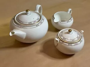 WEDGEWOOD "COLCHESTER" BONE CHINA TEEKANNE, MILCHKÄNNCHEN & ZUCKERDOSE - Bild 1 von 5