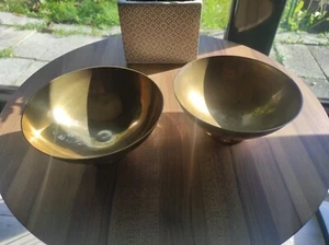 Lot de deux coupelles / bols sur pied en laiton jaune et ciselées, vintage - Photo 1/11